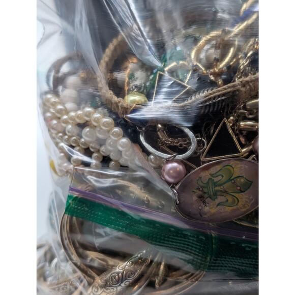 Jewelry Lot Vienna Repurpose Bag Over 4 Pounds Beads & Possible Wearable Pieces - Picture 5 of 11